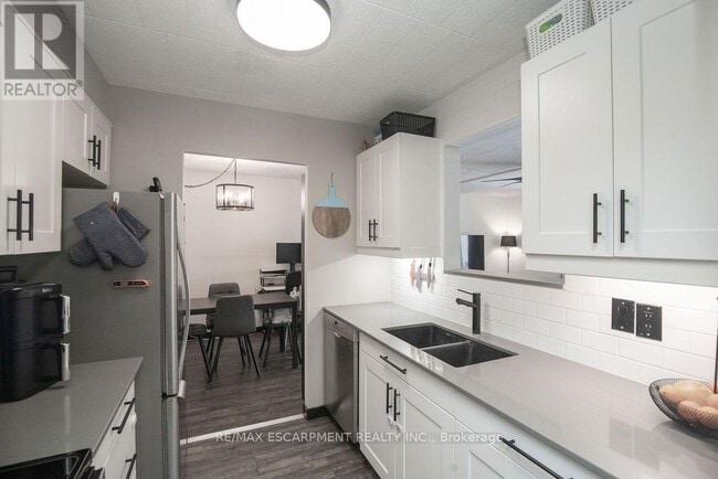 Building Photo - 71 Vanier Dr