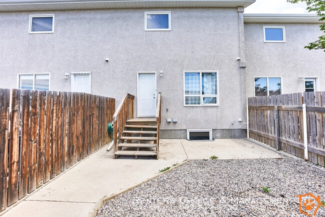 Building Photo - Pet Friendly Uplands Townhouse near Schools!