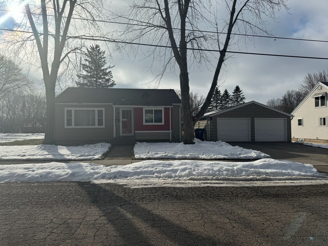 Foto principal - Beautiful 3 Bedroom 1 Bath Ranch Style Single Family Home!