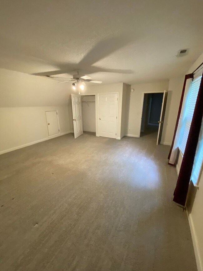 Building Photo - 2425 Laurel Falls Ln