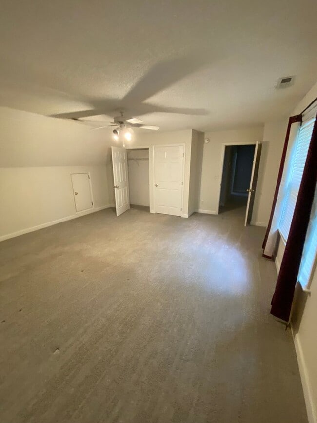 Foto del edificio - 2425 Laurel Falls Ln