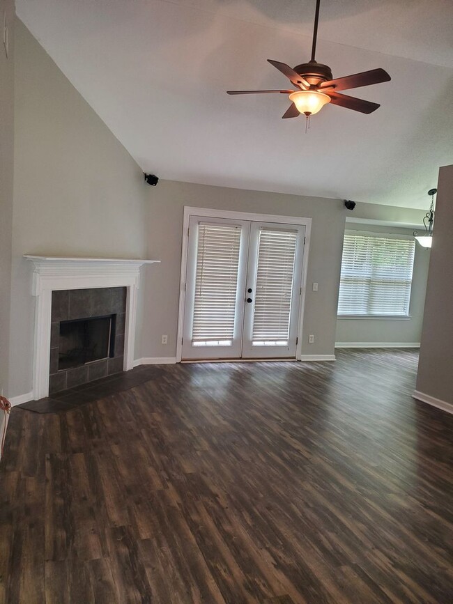Building Photo - 4 Bedroom with fenced in backyard in the P...