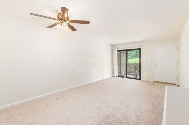 Foto del edificio - 5805 Royal Ridge Dr