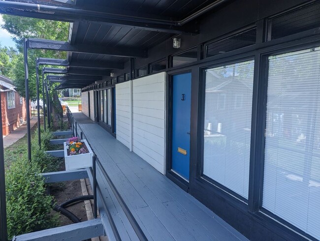 Building Photo - 833 E Platte Ave
