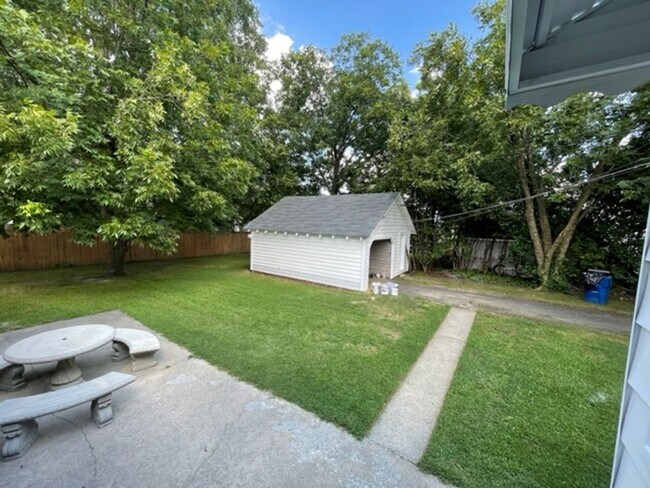 Foto del edificio - 4 Bedroom 2 bath home with garage in beaut...