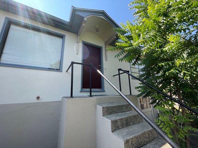 Foto del edificio - 2 bedroom house with a basement and carport