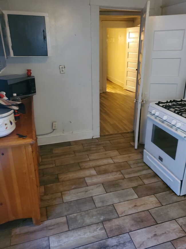 Kitchen - 529 Atwood St SW