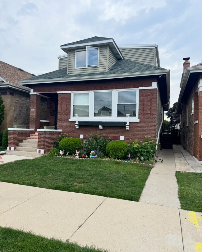 Building Photo - 5724 W Henderson St