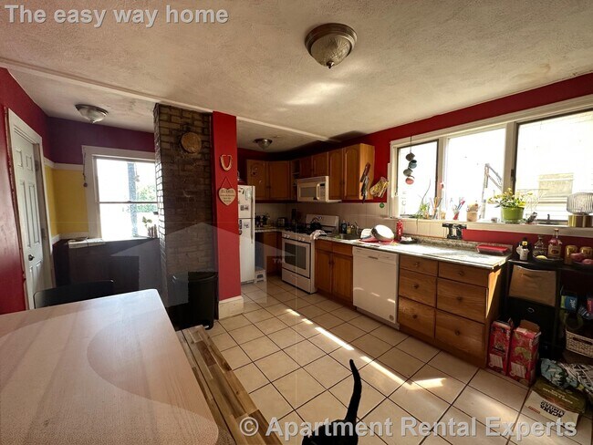 Foto del edificio - Large Renovated Unit - Winter Hill/ Sulliv...