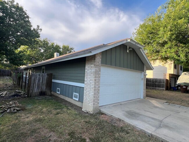 Foto del edificio - 8015 Copper Trail Dr