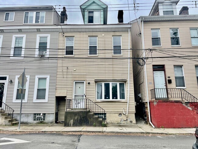 Foto del edificio - 3 Bed 1.5 Bath- Southside Pittsburgh PA