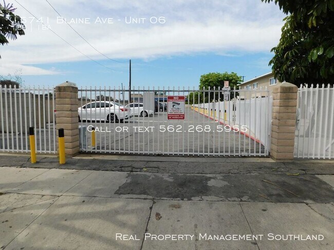 Foto del edificio - 15741 Blaine Ave