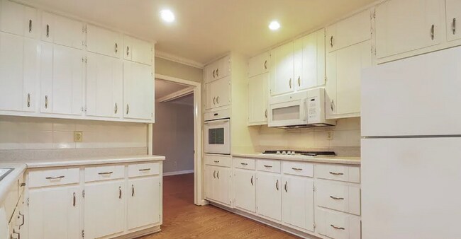 Building Photo - 564 Clubhouse Dr SE