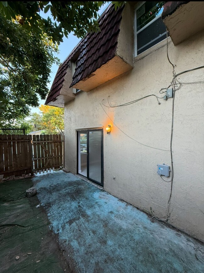 Building Photo - 1651 SW 40th Terrace
