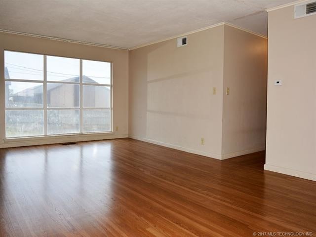 Building Photo - 2611 S Maplewood Ave