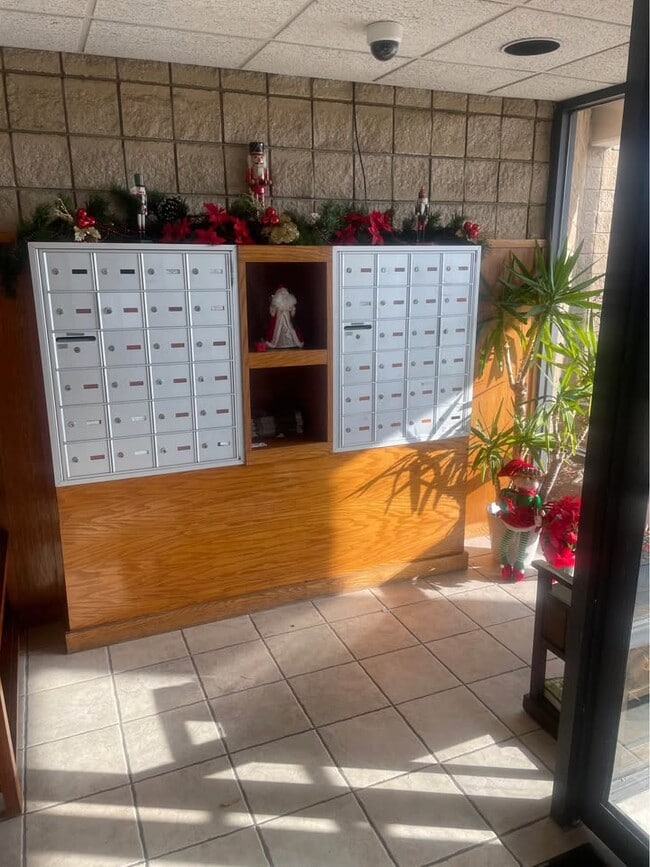 mail box/foyer - 140 Captain Thomas Blvd