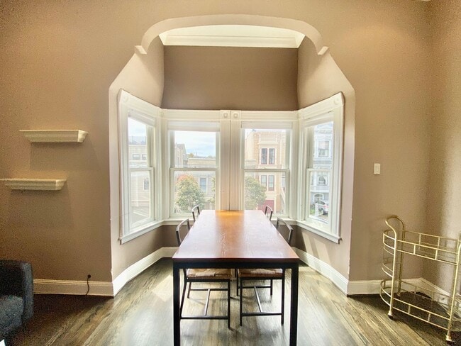 Building Photo - Charming 2bd/1bth w/SUV Parking & Storage
