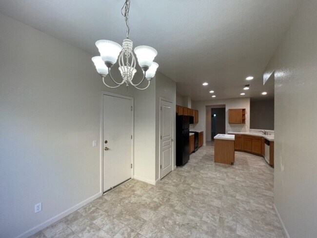 Building Photo - Spacious home in Lincoln