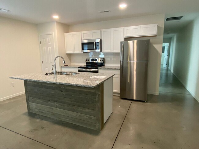 Foto del edificio - 3 Bedroom DUPLEX with Garage  - Move In Sp...