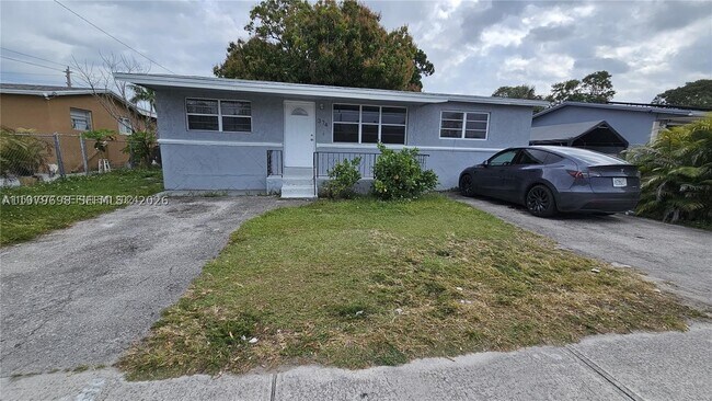 Building Photo - 374 NW 31st Ct