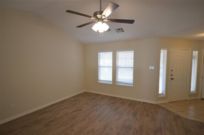 Building Photo - 3 Bedroom 2 Bath in Cedar Park Town Center