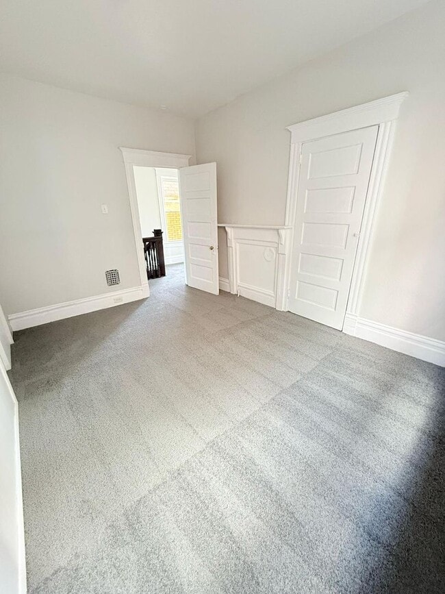 Building Photo - Gorgeous 5BD/2BA Home in quiet neighborhood.