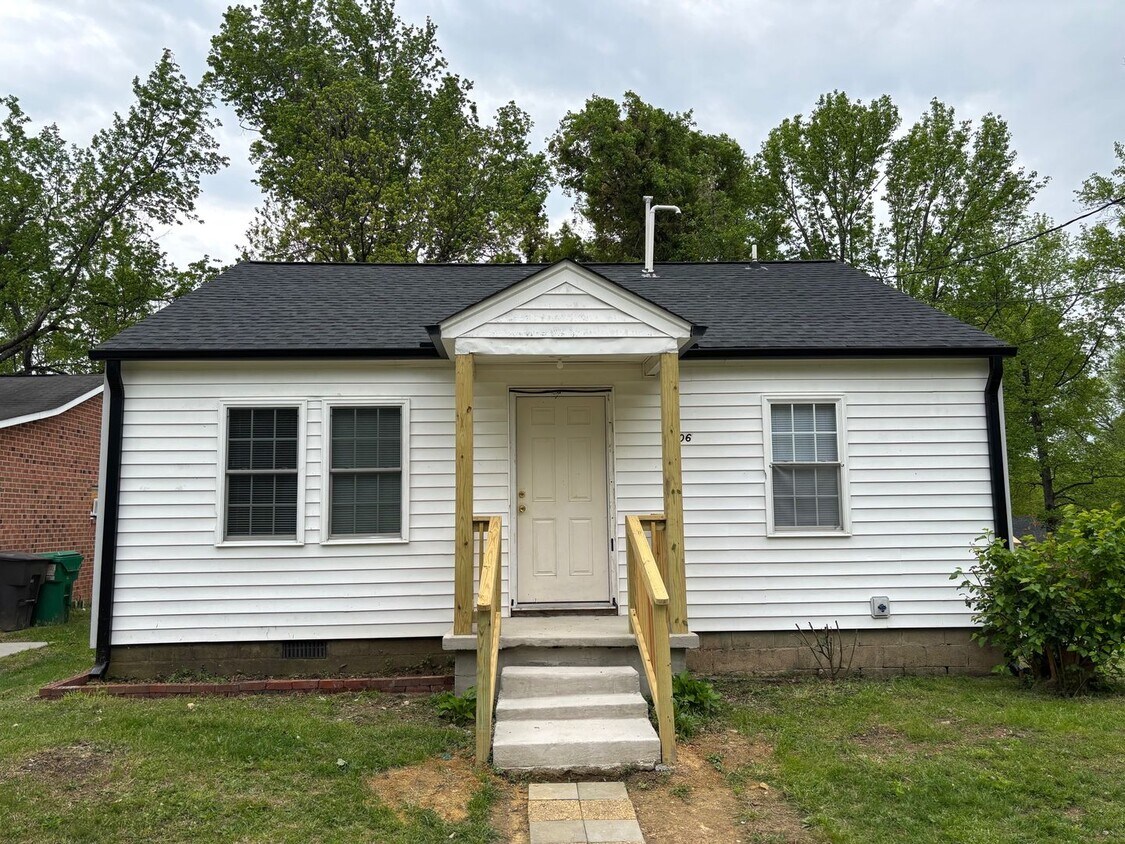 Foto principal - 2 BED, 1 BATH HOME LOCATED IN HIGH POINT