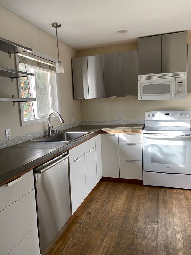 Primary Photo - Spacious 3 Bedroom home with attached garage!
