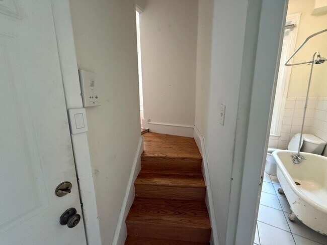 Building Photo - Newly Renovated Apartment in Brewerytown