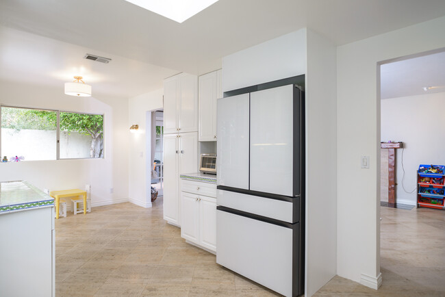 Kitchen refrigerator / breakfast nook - 2814 La Costa Ave