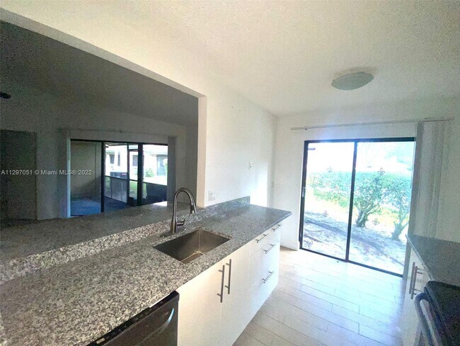 Foto del edificio - 9269 W Sunrise Blvd