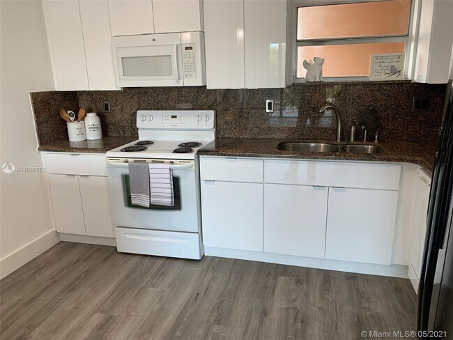 Building Photo - 6300 SW 138th Ct