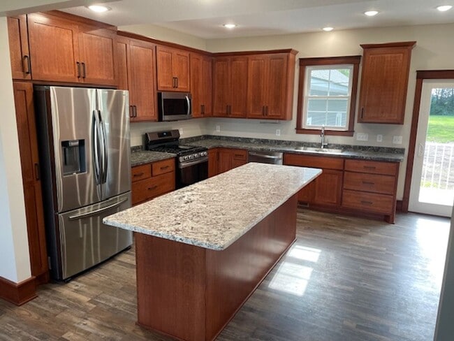 Building Photo - Remodeled 5 Bedroom Home in Foley!