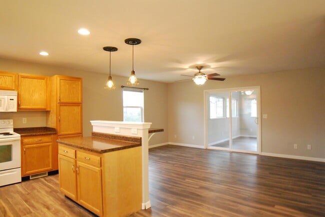 Building Photo - 1740 Linmar Dr NE