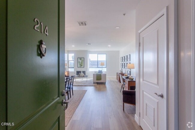 Building Photo - 6938 Laurel Canyon Blvd