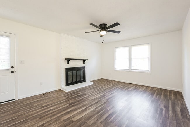 Building Photo - 126 Saturn Ln