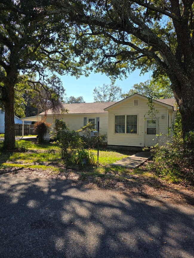 Building Photo - Darling home ready for you!