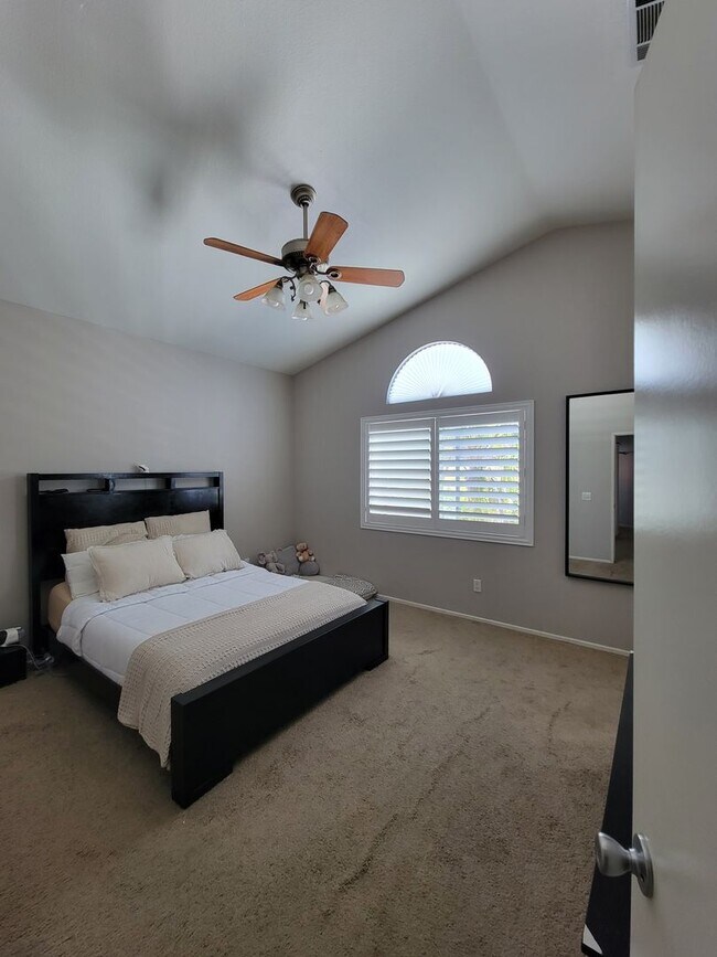 Foto del edificio - Beautiful 4Bd, 2.5Ba Home with Many Upgrad...