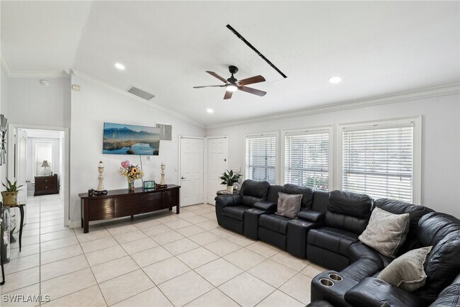 Foto del edificio - 1570 Golden Gate Blvd W