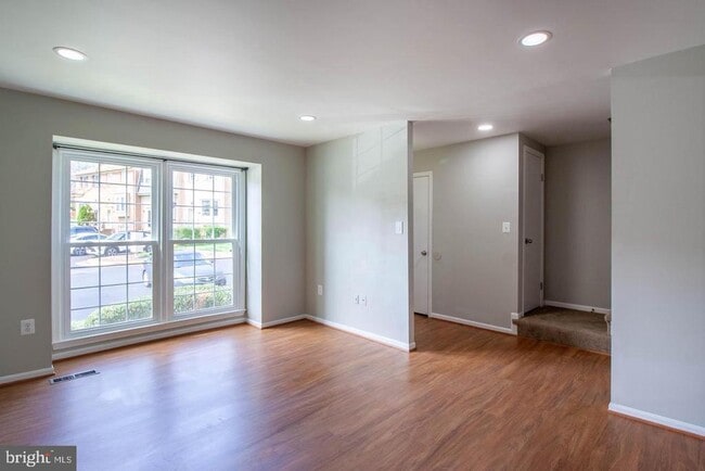 Building Photo - 9709 Lakepointe Dr