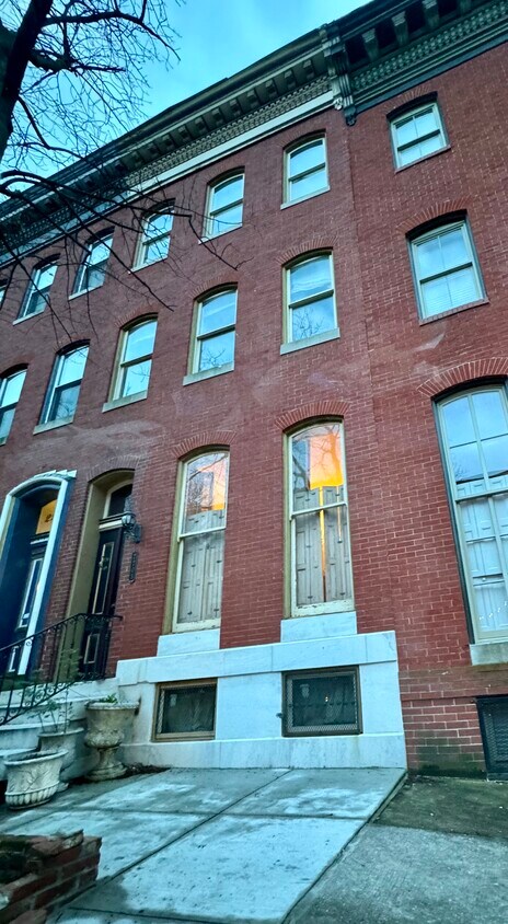 Primary Photo - 2205 E Pratt St