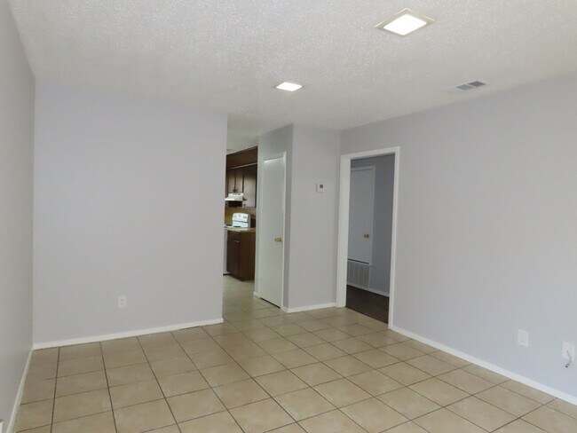 Building Photo - Whitehouse ISD - 2 Bedroom, 1 Bath Duplex