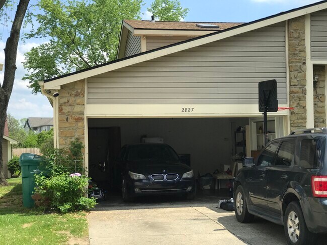 Building Photo - 2827 Saddle Barn E Dr