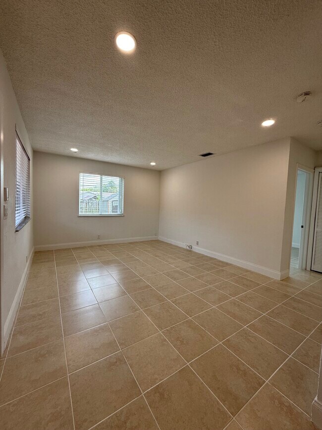 Sala de estar - 821 SW 9th St