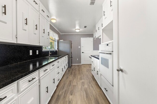 Building Photo - 1418 E Cres Dr