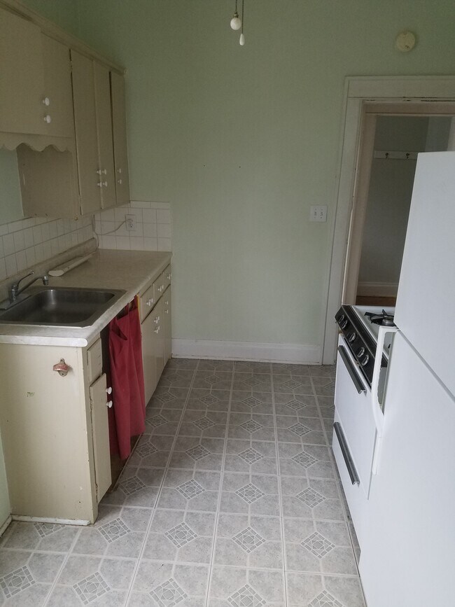kitchen view 1 - 2535 Summit Street
