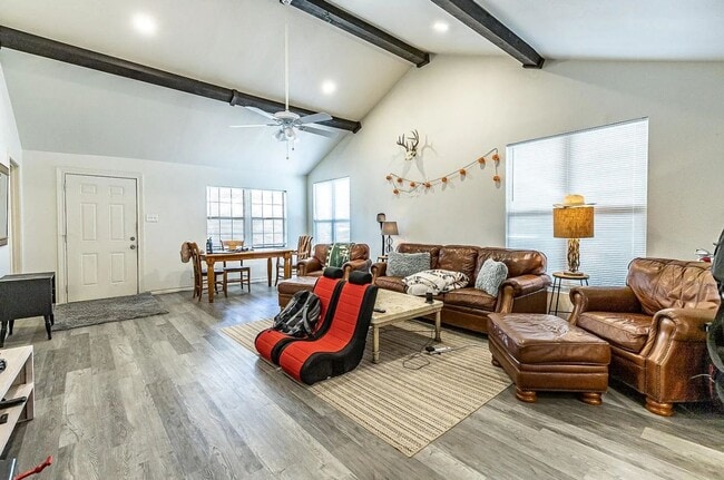 Building Photo - PRE-LEASING-- GREAT COLLEGE PROPERTY--- Ch...