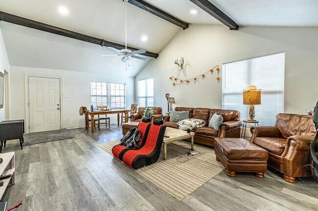 Foto del edificio - PRE-LEASING-- GREAT COLLEGE PROPERTY--- Ch...