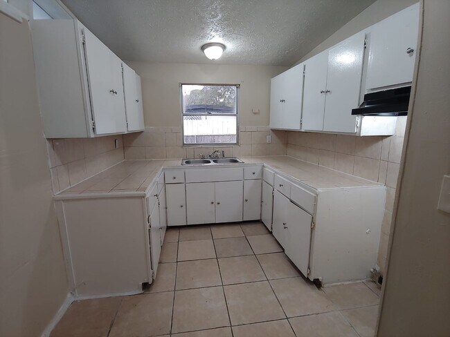 Building Photo - 1109 Pheasant Dr