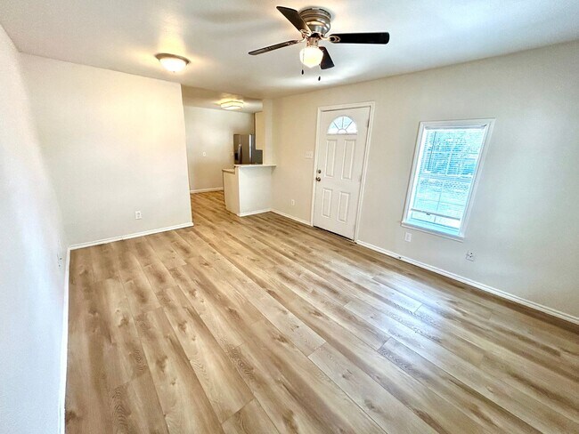 Building Photo - Cozy 2/2 Rental Just Minutes from Downtown!